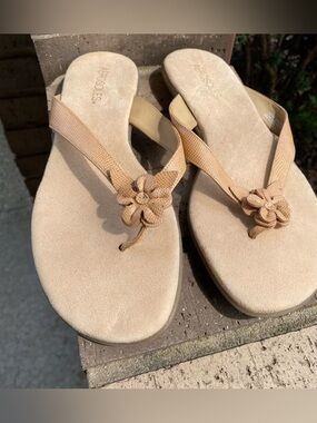AEROSOLES Beige Floral Flip Flop Sandals